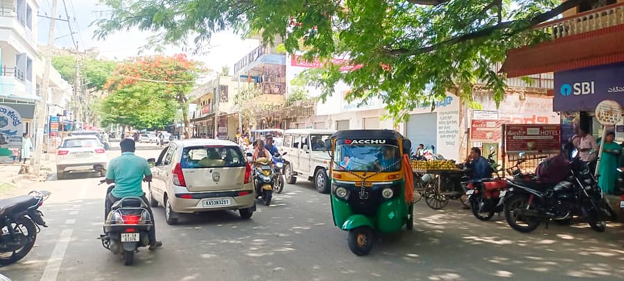 ಮಧುಗಿರಿಯಲ್ಲಿ ವಾಹನಗಳ ಅಡ್ಡಾದಿಡ್ಡಿ ಸಂಚಾರ