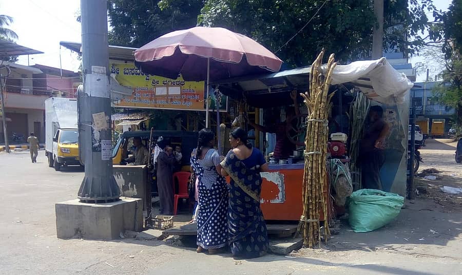 ಬಿಸಿಲಿನ ತಾಪ ಹೆಚ್ಚಿದ್ದು ಬಸವೇಶ್ವರ ವೃತ್ತದ ಬಳಿ ಇರುವ ತಂಪು ಪಾನೀಯದ ಅಂಗಡಿಯಲ್ಲಿ ಗ್ರಾಹಕರು ಕಬ್ಬಿನ ಹಾಲು ಸವಿದರು