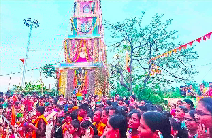 ಬೀದರ್ ತಾಲ್ಲೂಕಿನ ಶಮಶೇರ್ನಗರದಲ್ಲಿ ಸಿಂದಿಗೇರಿ ನಂದಿ ಬಸವಣ್ಣ ಜಾತ್ರೆ ನಿಮಿತ್ತ ಈಚೆಗೆ ನಡೆದ ರಥೋತ್ಸವದಲ್ಲಿ ಪಾಲ್ಗೊಂಡ ಭಕ್ತರು