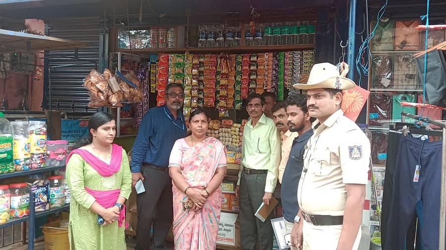 ಯಲ್ಲಾಪುರ ತಾಲ್ಲೂಕು ತಂಬಾಕು ತನಿಖಾದಳ ಪಟ್ಟಣದ ಅಂಗಡಿಗಳ ಮೇಲೆ ದಾಳಿ ನಡೆಸಿತು. ತನುಜಾ ಸವದತ್ತಿ, ಡಾ. ನರೆಂದ್ರ ಪವಾರ ಭಾಗವಹಿಸಿದ್ದರು