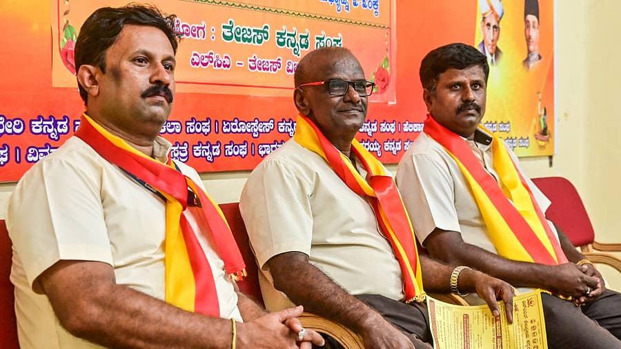 ನಗರದ ಎಚ್ಎಎಲ್ ಕೇಂದ್ರೀಯ ಕನ್ನಡ ಸಂಘ ಬುಧವಾರ ಹಮ್ಮಿಕೋಂಡಿದ್ದ ‘ತೊಂಬತ್ತು ವರ್ಷಗಳ ಕನ್ನಡ ಸಿನಿಮಾ ಹಾಗೂ ಕನ್ನಡ ಸಂಸ್ಕೃತಿ’–ಮಾಸದ ಮಾತು ಕಾರ್ಯಕ್ರಮದಲ್ಲಿ ಸಂಘದ ಅಧ್ಯಕ್ಷ ಡಿ. ರಾಜೇಶ್, ಹಿಂ.ವಿ.ಕಾ. ಅಧಿಕಾರಿಗಳ ಸಂಘದ ಸಂಘಟನಾ ಕಾರ್ಯದರ್ಶಿ ಕೆ.ಎಚ್.ವೆಂಕಟೇಶ್, ಮತ್ತು ತೇಜಸ್ ಕನ್ನಡ ಸಂಘದ ಅಧ್ಯಕ್ಷ ಎಂ. ಚಂದ್ರಶೇಖರಪ್ಪ ಭಾಗವಹಿಸಿದ್ದರು. –ಪ್ರಜಾವಾಣಿ ಚಿತ್ರ.