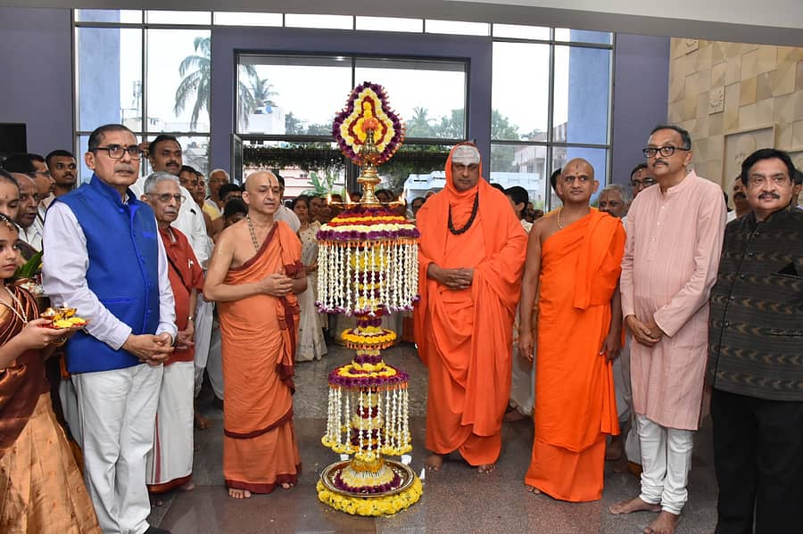 <div class="paragraphs"><p>ಮೈಸೂರಿನ ಕೃಷ್ಣಮೂರ್ತಿಪುರಂನಲ್ಲಿ ನಿರ್ಮಿಸಿರುವ ‘ಬಿಎಸ್‌ಎಸ್‌ ವಿದ್ಯೋದಯ’ ಶಾಲೆಯನ್ನು ಉಡುಪಿಯ ಪಲಿಮಾರು ಮಠಾಧೀಶ ವಿದ್ಯಾಧೀಶತೀರ್ಥ ಸ್ವಾಮೀಜಿ ಗುರುವಾರ ಉದ್ಘಾಟಿಸಿದರು. </p></div>