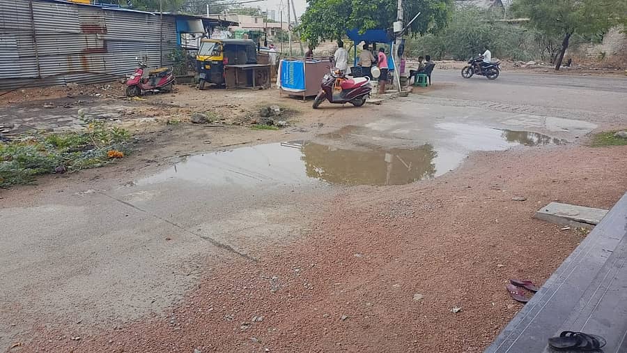 <div class="paragraphs"><p>ಯಾದಗಿರಿಯ ಹೊಸಳ್ಳಿ ಕ್ರಾಸ್ ಸಮೀಪ ರಸ್ತೆ ಮೇಲೆ ನೀರು ನಿಂತಿತು</p></div>