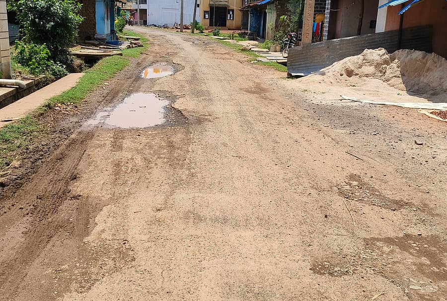 ಚನ್ನಮ್ಮನ ಕಿತ್ತೂರು ತಾಲ್ಲೂಕಿನ ದೇವಗಾಂವ ಗ್ರಾಮದಲ್ಲಿನ ರಸ್ತೆಯ ಡಾಂಬರು ಕಿತ್ತು ಹೋಗಿರುವುದು