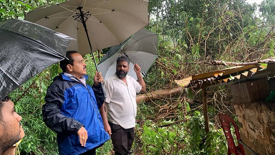 ಭಾನುವಾರ ಸಂಜೆ ಮಳೆಯೊಂದಿಗೆ ಬೀಸಿದ ಗಾಳಿಗೆ ಹಾನಿಯಾದ ಪುತ್ತೂರು ನಗರ ವ್ಯಾಪ್ತಿಯ ಸಿಂಗಾಣಿ ಮತ್ತು ಉರ್ಲಾಂಡಿಯ ಮನೆಗಳಿಗೆ ಶಾಸಕ ಅಶೋಕ್ಕುಮಾರ್ ರೈ ಭೇಟಿ ನೀಡಿ ಪರಿಶೀಲಿಸಿದರು