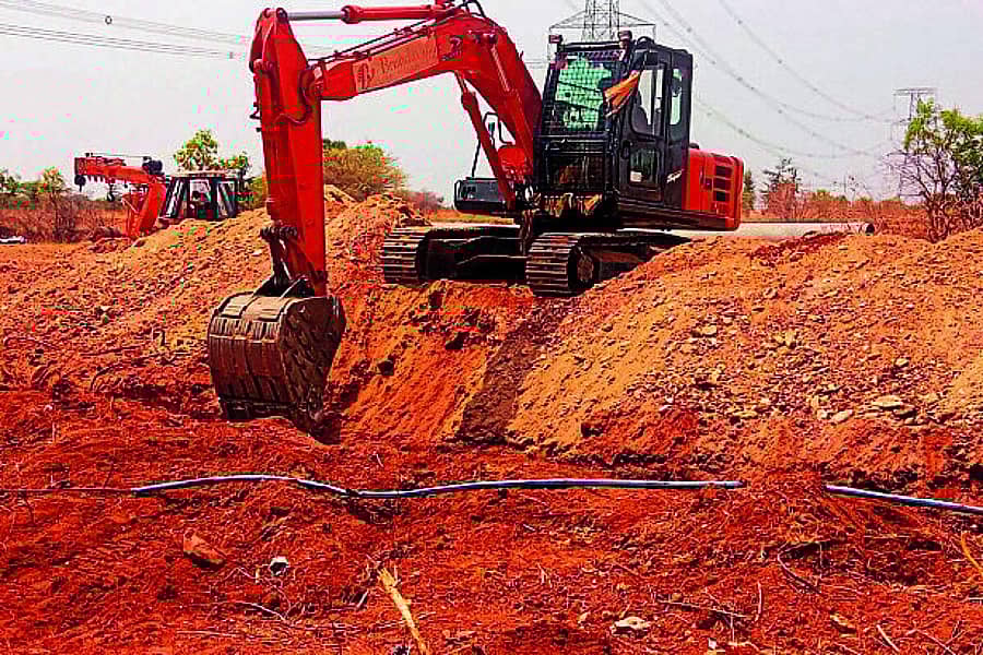 <div class="paragraphs"><p>ವೇದಾವತಿ ನದಿಯ ಹೊಸಹಳ್ಳಿ ಬ್ಯಾರೇಜ್ನಿಂದ ಧರ್ಮಪುರ ಕೆರೆಗೆ ನೀರು ಪೂರೈಸಲು ಪೈಪ್ಲೈನ್ ಕಾಮಗಾರಿ ಭರದಿಂದ ಸಾಗಿದೆ</p></div>