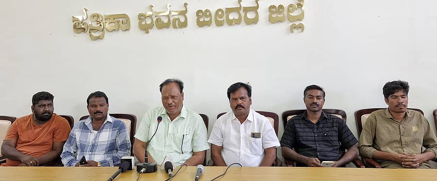 ಹೈದರಾಬಾದ್ ಕರ್ನಾಟಕ ಕ್ರಿಶ್ಚಿಯನ್ ಡೆವಲಪಮೆಂಟ್ ಅಸೋಸಿಯೇಷನ್ ಮುಖಂಡರು ಬೀದರ್ನಲ್ಲಿ ಸೋಮವಾರ ಪತ್ರಿಕಾಗೋಷ್ಠಿಯಲ್ಲಿ ಮಾತನಾಡಿದರು