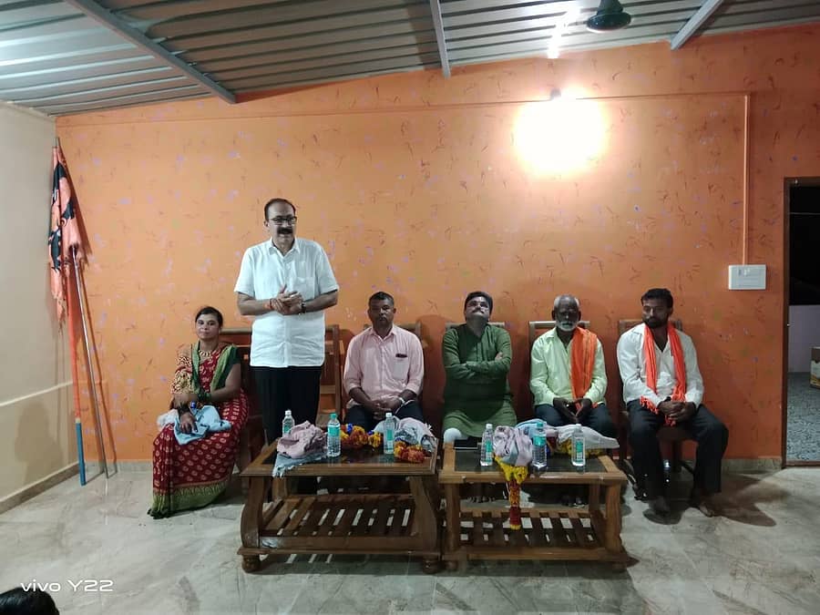 ಹಳಿಯಾಳ ತಾಲ್ಲೂಕಿನ ಯಡೋಗಾ ಗ್ರಾಮದಲ್ಲಿ ಬಿಜೆಪಿ ಪರವಾಗಿ ಮುಖಂಡ ಮಂಗೇಶ ದೇಶಪಾಂಡೆ ಮಾತನಾಡಿದರು. ಮಾಜಿ ಶಾಸಕ ಸುನೀಲ ಹೆಗಡೆ ಪಾಲ್ಗೊಂಡಿದ್ದರು