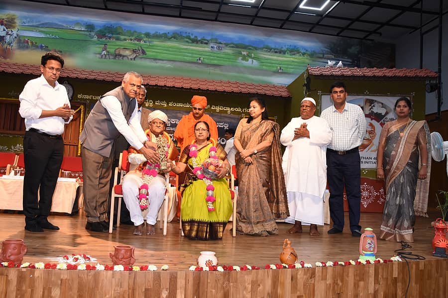 ಗದುಗಿನ ಕರ್ನಾಟಕ ರಾಜ್ಯ ಗ್ರಾಮೀಣಾಭಿವೃದ್ಧಿ ಮತ್ತು ಪಂಚಾಯತ್ರಾಜ್ ವಿಶ್ವವಿದ್ಯಾಲಯದ ಕುಲಪತಿ ಪ್ರೊ. ವಿಷ್ಣುಕಾಂತ ಎಸ್.ಚಟಪಲ್ಲಿ ದಂಪತಿಯನ್ನು ಶನಿವಾರ ನಡೆದ ಅಭಿನಂದನಾ ಸಮಾರಂಭದಲ್ಲಿ ಸನ್ಮಾನಿಸಲಾಯಿತು. ಕುಲಸಚಿವ ಪ್ರೊ. ಎಸ್.ವಿ.ನಾಡಗೌಡರ, ಜಿಲ್ಲಾಧಿಕಾರಿ ವೈಶಾಲಿ ಎಂ.ಎಲ್. ಇದ್ದಾರೆ