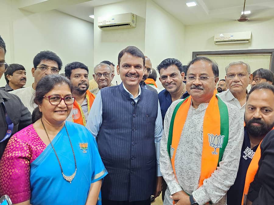 ಮುಂಬೈನಲ್ಲಿ ಮಹಾರಾಷ್ಟ್ರದ ಉಪ ಮುಖ್ಯಮಂತ್ರಿ ದೇವೇಂದ್ರ ಫಡ್ನವಿಸ್ ಅವರಿಗೆ ಕೃಷ್ಣಾ ನದಿಗೆ ನೀರು ಬಿಡುವಂತೆ ಸಂಸದ ಅಣ್ಣಾಸಾಹೇಬ ಜೊಲ್ಲೆ, ಶಾಸಕಿ ಶಶಿಕಲಾ ಜೊಲ್ಲೆ ಮನವಿ  ಮಾಡಿದರು