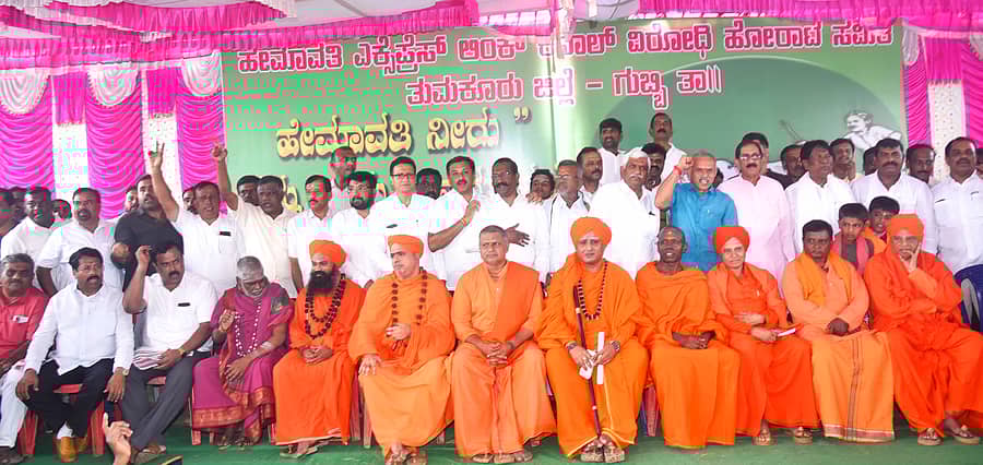 ಗುಬ್ಬಿ ತಾಲ್ಲೂಕಿನ ಸುಂಕಾಪುರ ಗ್ರಾಮದ ನಿರ್ಮಾಣ ಹಂತದ ನಾಲೆ ಬಳಿ ಗುರುವಾರ ಹೋರಾಟ ಸಭೆ ನಡೆಯಿತು. ಶಾಸಕರು, ಮಾಜಿ ಶಾಸಕರು, ವಿವಿಧ ಮಠಗಳ ಸ್ವಾಮೀಜಿಗಳು, ರೈತ ಮುಖಂಡರು ಭಾಗವಹಿಸಿದ್ದರು