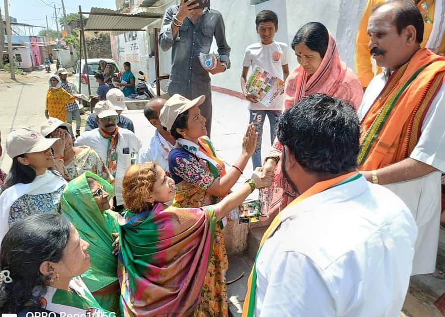 ಔರಾದ್ ಪಟ್ಟಣದ ದೇಶಮುಖ ಗಲ್ಲಿಯಲ್ಲಿ ಬೀದರ್ ಲೋಕಸಭೆ ಕಾಂಗ್ರೆಸ್ ಅಭ್ಯರ್ಥಿ ಸಾಗರ್ ಖಂಡ್ರೆ ಪರ ಅವರ ತಾಯಿ ಗೀತಾ ಖಂಡ್ರೆ ಅವರು ಮತಯಾಚಿಸಿದರು 