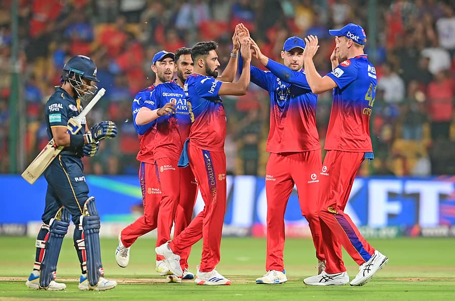 <div class="paragraphs"><p>ವಿಕೆಟ್ ಗಳಿಸಿದ ಮೊಹಮ್ಮದ್ ಸಿರಾಜ್ ಅವರನ್ನು ಅಭಿನಂದಿಸಿದ ಸಹ ಆಟಗಾರರು</p></div>