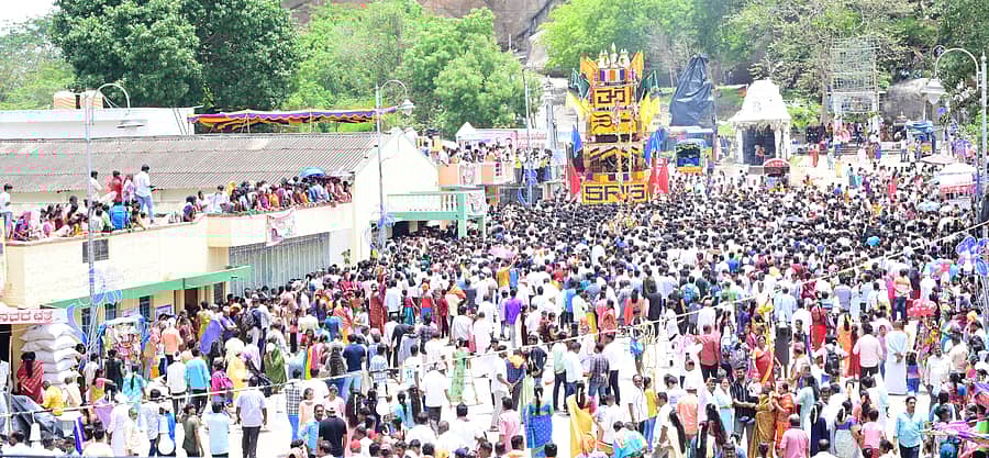 ರಾಮನಗರ ತಾಲೂಕಿನ ಅವ್ವೇರಹಳ್ಳಿಯ ರೇವಣಸಿದ್ದೇಶ್ವರ ಮಹಾರಥೋತ್ಸವ ಗುರುವಾರ ವಿಜೃಂಭಣೆಯಿಂದ ನೆರವೇರಿತು