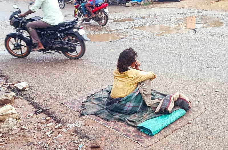 ಮುಳಬಾಗಿಲು ನಗರದ ಕೆಜಿಎಫ್ ಮುಖ್ಯ ರಸ್ತೆಯಲ್ಲಿ ಮಹಿಳೆಯೊಬ್ಬರು ಛಾಪೆ ಹಾಕಿಸಿಕೊಂಡು ಕೂತಿರುವುದು