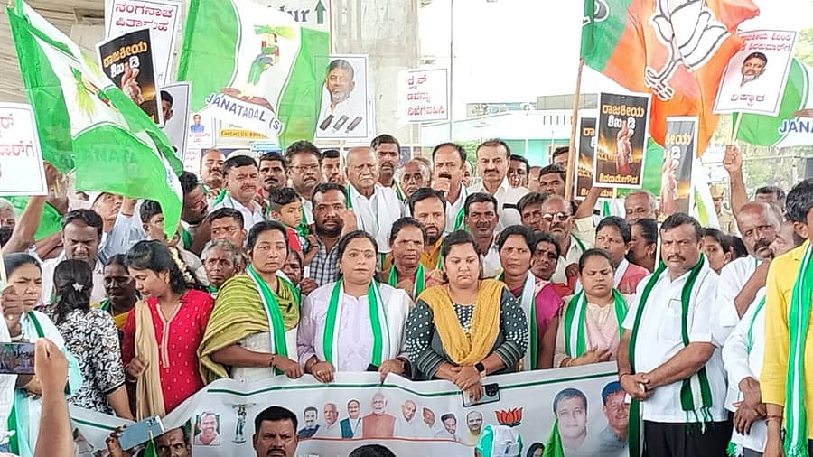 ‘ಸಂಸದ ಪ್ರಜ್ವಲ್‌ ರೇವಣ್ಣ ಪೆನ್‌ಡ್ರೈವ್‌ ಪ್ರಕರಣವನ್ನು ಸಿಬಿಐಗೆ ವಹಿಸಬೇಕು’ ಎಂದು ಆಗ್ರಹಿಸಿ ಜೆಡಿಎಸ್‌– ಬಿಜೆಪಿ ಕಾರ್ಯಕರ್ತರು ಭಾನುವಾರ ಮದ್ದೂರಿನಲ್ಲಿ ಪ್ರತಿಭಟನೆ ನಡೆಸಿದರು