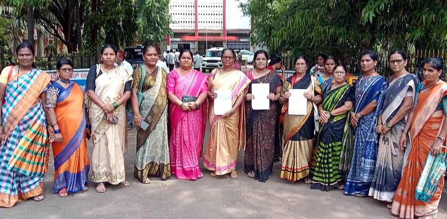 ಅಂಗನವಾಡಿ ಸಂಘಟನೆಯ ಪ್ರಮುಖರು ಬೀದರ್‌ ಜಿಲ್ಲಾಧಿಕಾರಿ ಕಚೇರಿ ಎದುರು ಸೋಮವಾರ ಪ್ರತಿಭಟನೆ ನಡೆಸಿದರು