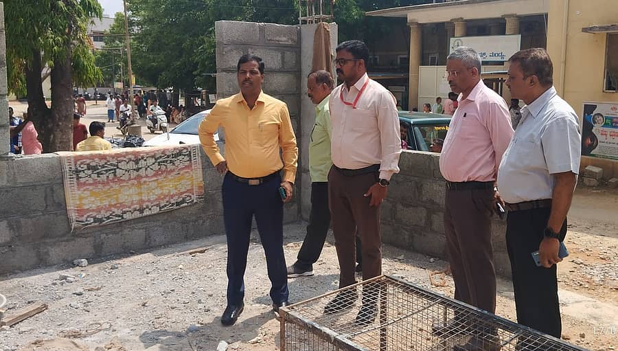 ಜಿಲ್ಲಾಧಿಕಾರಿ ಕುಮಾರ ಅವರು ಮಿಮ್ಸ್ ಆಸ್ಪತ್ರೆ ಆವರಣದಲ್ಲಿ ನಿರ್ಮಾಣಗೊಳ್ಳುತ್ತಿರುವ ‘ಆರೋಗ್ಯಧಾಮ’ ಕಾಮಗಾರಿ ಪರಿಶೀಲಿಸಿದರು