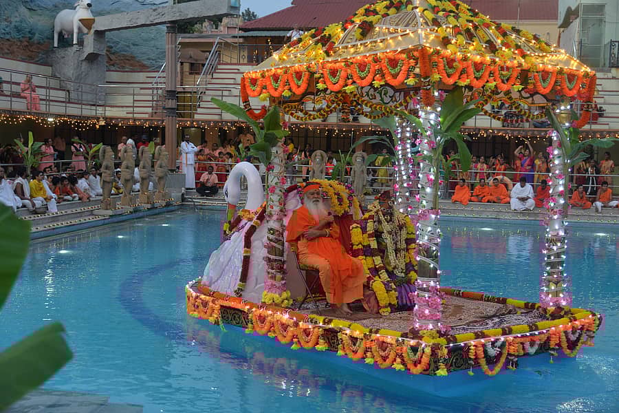 <div class="paragraphs"><p>ಮೈಸೂರಿನ ಅವಧೂತ‌ ದತ್ತಪೀಠದ ಗಣಪತಿ ಸಚ್ಚಿದಾನಂದ ಆಶ್ರಮದಲ್ಲಿರುವ ದತ್ತ ವೆಂಕಟೇಶ್ವರ ಕ್ಷೇತ್ರದ ‌25‌ನೇ ವಾರ್ಷಿಕೋತ್ಸವ ಅಂಗವಾಗಿ ಗಣಪತಿ ಸಚ್ಚಿದಾನಂದ ಸ್ವಾಮೀಜಿ ಸಾನ್ನಿಧ್ಯದಲ್ಲಿ ತೆಪ್ಪೋತ್ಸವ ನಡೆಸಲಾಯಿತು</p></div>