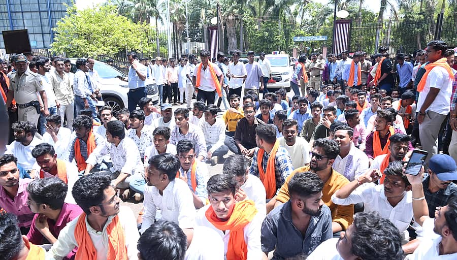 ಎಬಿವಿಪಿ ಕಾರ್ಯಕರ್ತರು ಬೀದರ್ ಜಿಲ್ಲಾಧಿಕಾರಿ ಕಚೇರಿ ಎದುರು ಗುರುವಾರ ಪ್ರತಿಭಟನೆ ನಡೆಸಿದರು