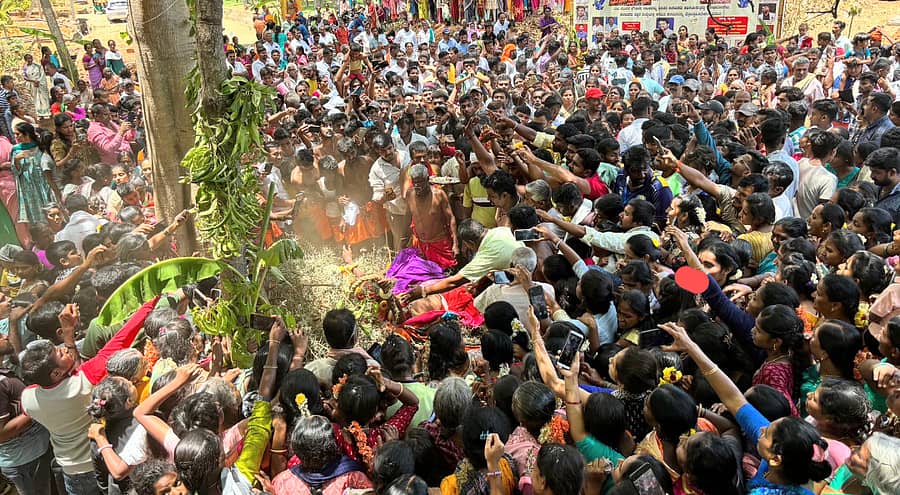 ಗುಬ್ಬಿಯ ತೊರೆಹಳ್ಳಿಯಲ್ಲಿ ರಾಮಪ್ಪಸ್ವಾಮಿ ಮುಖವಾಡ ಹೊತ್ತಿದ್ದ ಅರ್ಚಕ ಮುಳ್ಳಿನ ಹಾಸಿಗೆಯಲ್ಲಿ ಮಲಗಿರುವುದು
