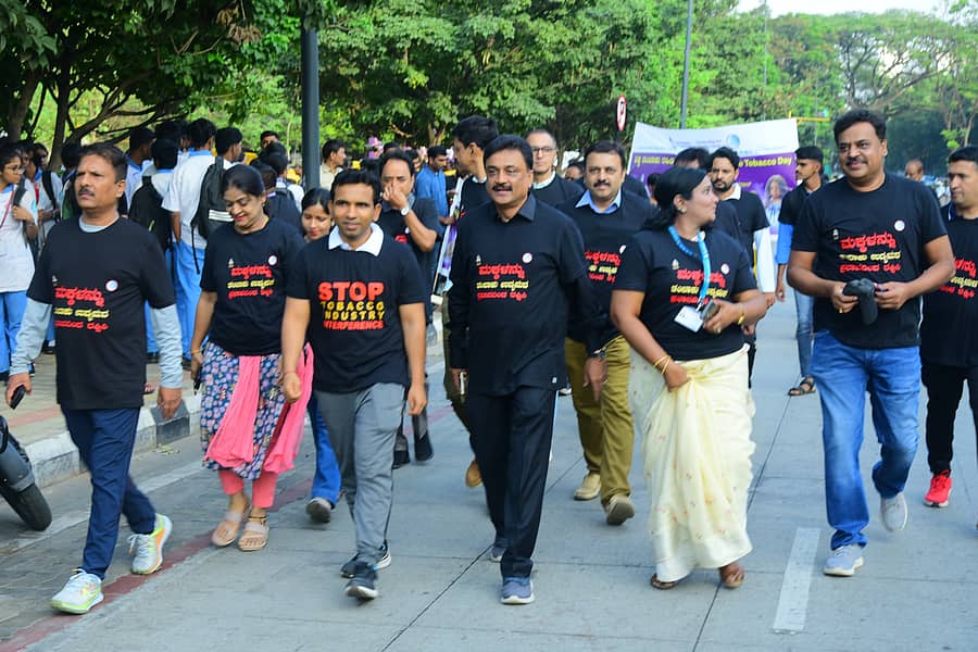 ‘ವಿಶ್ವ ತಂಬಾಕು ರಹಿತ ದಿನ’ದ ಅಂಗವಾಗಿ ಹಮ್ಮಿಕೊಂಡಿದ್ದ ವಾಕಥಾನ್‌ನಲ್ಲಿ ಬಿಬಿಎಂಪಿ ಆರೋಗ್ಯ ವಿಭಾಗದ ವಿಶೇಷ ಆಯುಕ್ತ ಸುರೋಳ್ಕರ್‌ ವಿಕಾಸ್ ಕಿಶೋರ್ ಹಾಗೂ ಅಧಿಕಾರಿಗಳು ಭಾಗವಹಿಸಿದ್ದರು
