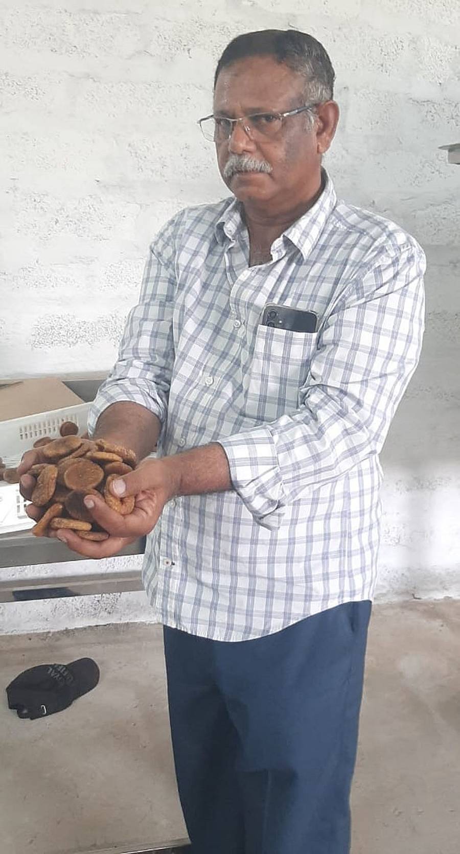 ಹೂವಿನಹಡಗಲಿ ತಾಲ್ಲೂಕಿನ ಕಂದಗಲ್ಲು ಗ್ರಾಮದ ರೈತ ರಾಮಕೃಷ್ಣ ಅವರು ಒಣ ಅಂಜೂರ ತೋರಿಸುತ್ತಿರುವುದು