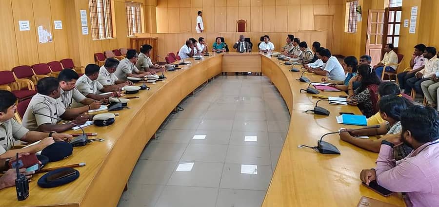 <div class="paragraphs"><p>ರಾಮನಗರದ ಜಿಲ್ಲಾಧಿಕಾರಿ ಕಚೇರಿಯಲ್ಲಿ ಸೋಮವಾರ ನಡೆದ&nbsp;ರಾಜ್ಯ ಪೊಲೀಸ್ ದೂರುಗಳ ಪ್ರಾಧಿಕಾರದ ಪರಾಮರ್ಶನ ಸಭೆಯಲ್ಲಿ ಅಧ್ಯಕ್ಷ&nbsp;ನಿವೃತ್ತ ನ್ಯಾ. ಎನ್‌.ಕೆ. ಸುಧೀಂದ್ರ ರಾವ್ ಮಾತನಾಡಿದರುಅಧಿಕಾರಿಗಳು ಇದ್ದರು.</p></div>