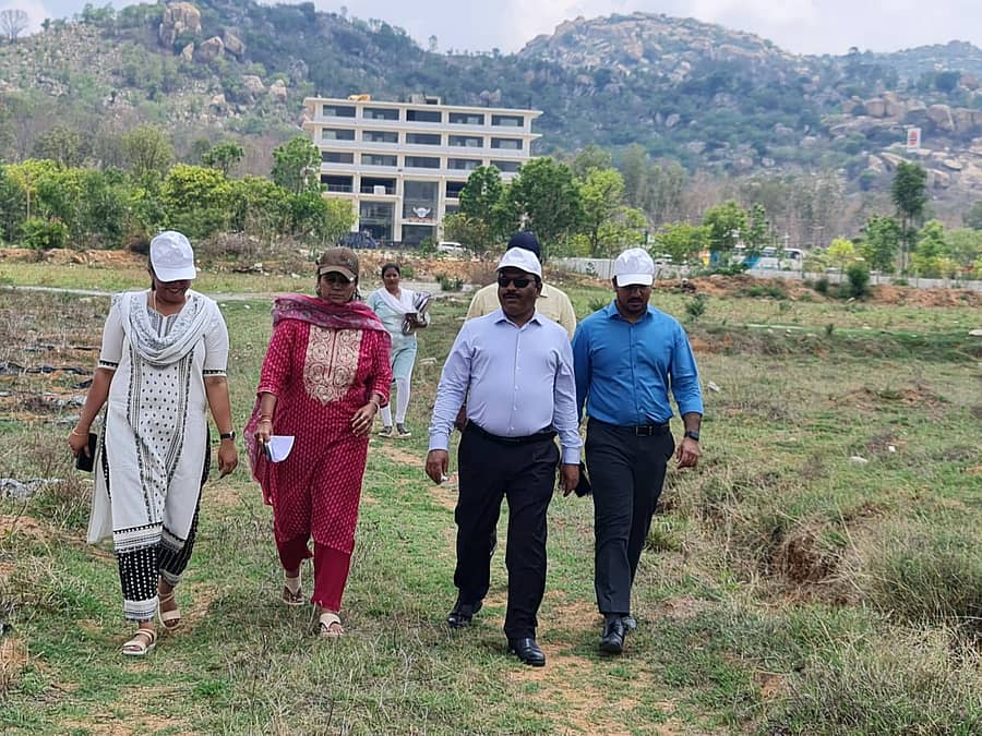 ಜಿಲ್ಲಾಧಿಕಾರಿ ಅಕ್ರಂ ಪಾಷಾ ಅವರು ಕೋಲಾರ ತಾಲ್ಲೂಕಿನ ಚಲುವನಹಳ್ಳಿ ಕೆರೆ ಜಮೀನನ್ನು ಎಪಿಎಂಸಿ ಮಾರುಕಟ್ಟೆಗೆ ಮಂಜೂರು ಮಾಡಲು ಎರಡು ದಿನಗಳ ಹಿಂದೆ ಅಧಿಕಾರಿಗಳೊಂದಿಗೆ ಮತ್ತೊಮ್ಮೆ ಪರಿಶೀಲಿಸಿದರು