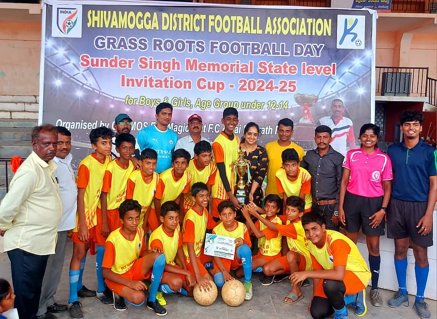 ಶಿವಮೊಗ್ಗದ ನೆಹರೂ ಕ್ರೀಡಾಂಗಣದಲ್ಲಿ ಭಾನುವಾರ ನಡೆದ ರಾಜ್ಯಮಟ್ಟದ ಫುಟ್‌ಬಾಲ್‌ ಪಂದ್ಯಾವಳಿಯಲ್ಲಿ ಪ್ರಥಮ ಸ್ಥಾನ ಪಡೆದ ಮ್ಯಾಜಿಕ್ ಫಿಟ್ ತಂಡ ಬಹುಮಾನದೊಂದಿಗೆ ಸಂಭ್ರಮಿಸಿತು
