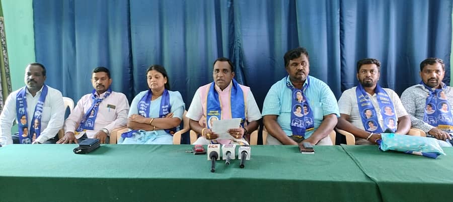 ರಾಮನಗರದ ಚೈತನ್ಯ ಭವನದಲ್ಲಿ ಶುಕ್ರವಾರ ನಡೆದ ಸುದ್ದಿಗೋಷ್ಠಿಯಲ್ಲಿ ಬಿಎಸ್ಪಿ ರಾಜ್ಯ ಕಾರ್ಯದರ್ಶಿ ಎಂ. ನಾಗೇಶ್ ಮಾತನಾಡಿದರು. ಪ್ರಧಾನ ಕಾರ್ಯದರ್ಶಿ ಬಿ. ಅನ್ನದಾನಪ್ಪ ಹಾಗೂ ಇತರರು ಇದ್ದಾರೆ