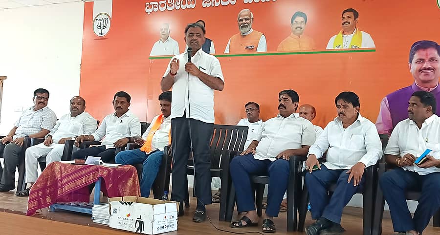 ಬೀದರ್ ಜಿಲ್ಲಾ ಬಿಜೆಪಿ ಕಚೇರಿಯಲ್ಲಿ ಶನಿವಾರ ಜರುಗಿದ ಲೋಕಸಭೆ ಚುನಾವಣೆ ಕುರಿತ ಅವಲೋಕನ ಸಭೆಯಲ್ಲಿ ಬಿಜೆಪಿ ರಾಜ್ಯ ಕಾರ್ಯದರ್ಶಿ, ಶಾಸಕ ಡಾ.ಶೈಲೇಂದ್ರ ಕೆ. ಬೆಲ್ದಾಳೆ ಮಾತನಾಡಿದರು