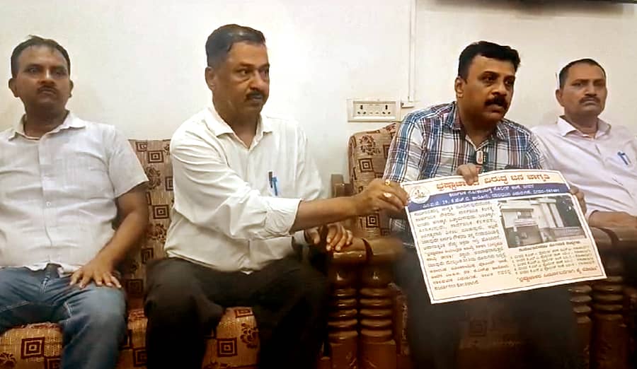 ಬಸವಕಲ್ಯಾಣದಲ್ಲಿ ಗುರುವಾರ ಲೋಕಾಯುಕ್ತ ಡಿವೈಎಸ್ಪಿ ಆ್ಯಂಟನಿ ಜಾನ್ ಅವರು ಸರ್ಕಾರಿ ಕಚೇರಿಗಳಲ್ಲಿ ಅಳವಡಿಸುವ ಭ್ರಷ್ಟಾಚಾರ ವಿರುದ್ಧದ ಜನಜಾಗೃತಿಯ ಫಲಕದ ಮಾದರಿ ಪ್ರದರ್ಶಿಸಿದರು. ಲೋಕಾಯುಕ್ತ ಬೀದರ್ ಡಿವೈಎಸ್ಪಿ ಎನ್.ಎಂ.ಓಲೇಕಾರ್, ಅನಿಲಕುಮಾರ, ಪ್ರದೀಪ ಕೊಳ್ಳಾ ಇದ್ದರು