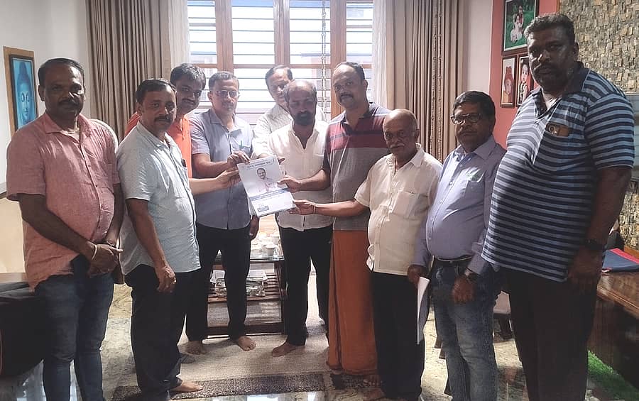 ನರಸಿಂಹರಾಜಪುರದಲ್ಲಿ ಬುಧವಾರ ಶಿಕ್ಷಕ ಮತ್ತು ಪದವೀಧರ ಕ್ಷೇತ್ರದ ಎನ್ಡಿಎ ಮೈತ್ರಿಕೂಟದ ಅಭ್ಯರ್ಥಿಗಳ ಪರ ಹರ್ಷ ಸರ್ಜಿ ಮತಯಾಚನೆ ಮಾಡಿದರು