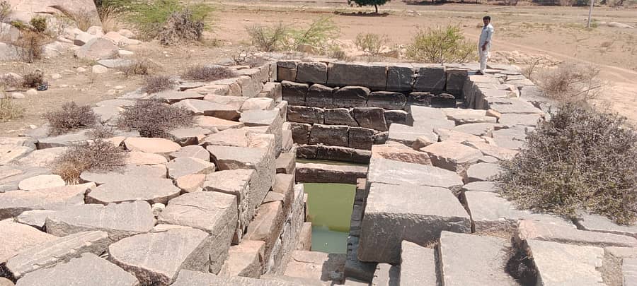 ಸಿರುಗುಪ್ಪ ನಗರದ ಕುಡಿಯುವ ನೀರಿನ ಕೆರೆ ಪಕ್ಕದಲ್ಲಿರುವ ಬಿರು ಬಿಸಿಲಿಗೆ ಬತ್ತದ ಜಿಗಳರಾತಿ ಬಾವಿ