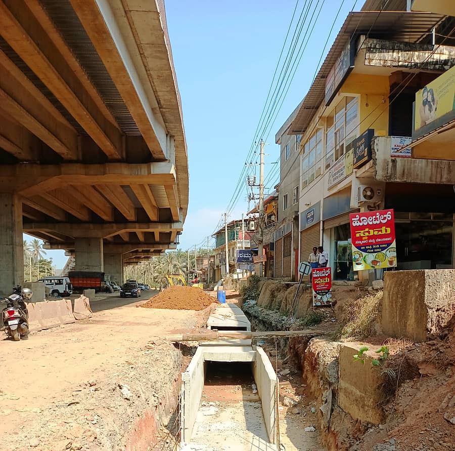 ಬಂಟ್ವಾಳ ತಾಲ್ಲೂಕಿನ ಕಲ್ಲಡ್ಕ ರಾಷ್ಟ್ರೀಯ ಹೆದ್ದಾರಿ ಬಳಿ ಮೇಲ್ಸೇತುವೆ ಮತ್ತು ಸರ್ವಿಸ್ ರಸ್ತೆ ನಿರ್ಮಾಣ ಕಾಮಗಾರಿ ಆಮೆಗತಿಯಲ್ಲಿ ನಡೆಯುತ್ತಿದೆ