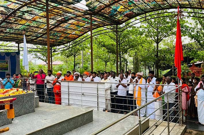 ನ್ಯಾಮತಿ ತಾಲ್ಲೂಕು ಸಂತ ಸೇವಾಲಾಲ್ ಜನ್ಮಸ್ಥಾನ ಭಾಯಾಗಡ್ನಲ್ಲಿ ಗುರುವಾರ ಸಂತ ಸೇವಾಲಾಲ್, ಮರಿಯಮ್ಮದೇವಿ 27ನೇ ವಾರ್ಷಿಕೋತ್ಸವ ಹಾಗೂ ಬುದ್ಧ ಪೂರ್ಣಿಮಾ ಅಂಗವಾಗಿ ನಡೆದ ಭೋಗ್ (ಹೋಮಕುಂಡ) ಕಾರ್ಯಕ್ರಮದಲ್ಲಿ ಮಹಾಮಠ ಸಮಿತಿಯವರು ಮತ್ತು ಭಕ್ತರು ಸಾಮೂಹಿಕ ಪ್ರಾರ್ಥನೆ ಸಲ್ಲಿಸಿದರು