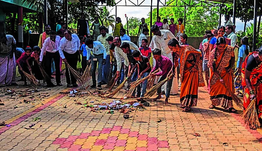 <div class="paragraphs"><p>ಅಳವಂಡಿ ಸಮೀಪದ ಹಲವಾಗಲಿ ಸರ್ಕಾರಿ ಹಿರಿಯ ಪ್ರಾಥಮಿಕ ಶಾಲೆಯ ಆವರಣವನ್ನು ವಿದ್ಯಾರ್ಥಿಗಳು, ಶಿಕ್ಷಕರು, ಸಿಬ್ಬಂದಿ, ಗ್ರಾಮ ಪಂಚಾಯಿತಿ ಸದಸ್ಯರು ಹಾಗೂ ಅಂಗನವಾಡಿ ಕಾರ್ಯಕರ್ತೆಯರು ಸ್ವಚ್ಛಗೊಳಿಸಿದರು</p></div>