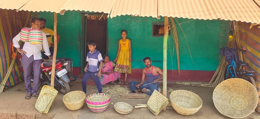 ಸೊರಬ ತಾಲ್ಲೂಕಿನ ಜಡೆ ಗ್ರಾಮದಲ್ಲಿ ಬುಟ್ಟಿ ಹೆಣೆಯುತ್ತಿರುವ ಮೇದಾರ ಕುಟುಂಬ