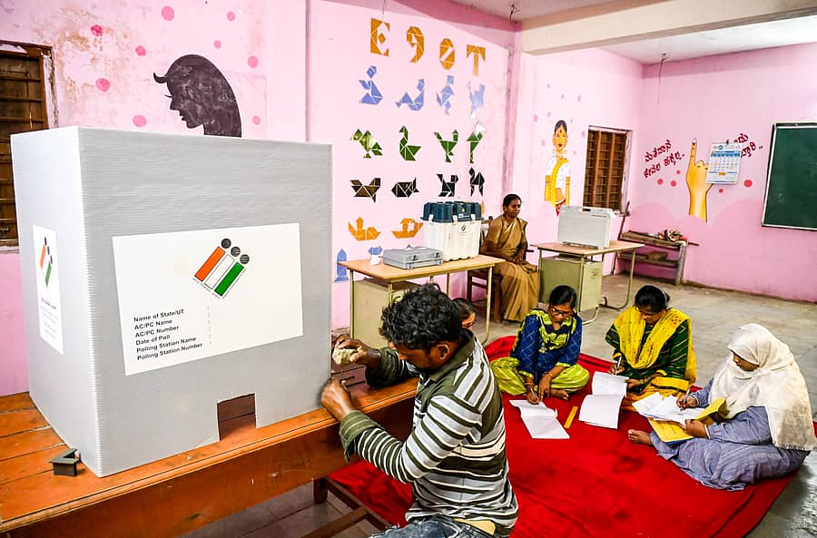 ಕಲಬುರಗಿಯ ಜಗತ್‌ ವೃತ್ತದ ಸರ್ಕಾರಿ ಹಿರಿಯ ಪ್ರಾಥಮಿ ಕನ್ನಡ ಮಾಧ್ಯಮ ಶಾಲೆಯ ಸಖಿ ಮತಗಟ್ಟೆಯಲ್ಲಿ ಸಿದ್ಧತೆಯಲ್ಲಿ ನಿರತವಾದ ಸಿಬ್ಬಂದಿ –ಪ್ರಜಾವಾಣಿ ಚಿತ್ರ/ ತಾಜುದ್ದೀನ್‌ ಆಜಾದ್‌