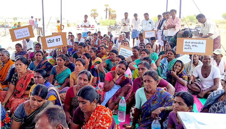 ಕುರುಗೋಡು ತಾಲ್ಲೂಕಿನ ಕಲ್ಲುಕಂಭ ಗ್ರಾಮದಲ್ಲಿ ತಾಲ್ಲೂಕು ಸ್ವೀಪ್ ಸಮಿತಿ ವತಿಯಿಂದ ನರೇಗಾ ಕಾರ್ಮಿಕರಿಗೆ ಶನಿವಾರ ಮತದಾನ ಜಾಗೃತಿ ಮೂಡಿಸಿದರು.
