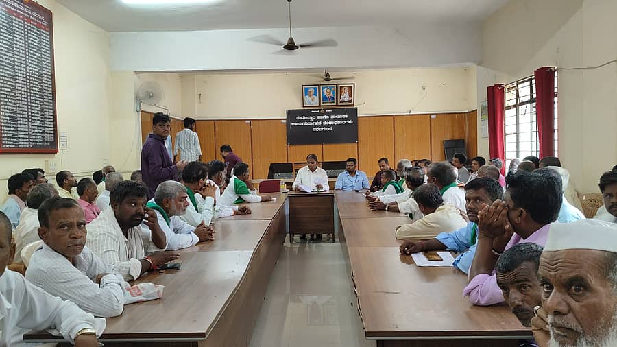 ನವಲಗುಂದ ತಹಶೀಲ್ದಾರ್ ಮಲ್ಲಿಕಾರ್ಜುನ ಹೆಗ್ಗಣ್ಣವರ ನೇತೃತ್ವದಲ್ಲಿ ಬರ ಪರಿಹಾರ ವಿಷಯವಾಗಿ ರೈತರು, ಅಧಿಕಾರಿಗಳು ಹಾಗೂ ಎಲ್ಲ ಬ್ಯಾಂಕ್ ವ್ಯವಸ್ಥಾಪಕರ ಸಭೆ ನಡೆಸಿದರು