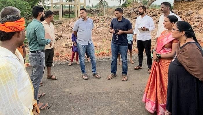ಕಲಾದಗಿ ಸಮೀಪದ ಕಳಸಕೊಪ್ಪ ಗ್ರಾಮಕ್ಕೆ ಭಾನುವಾರ ಉಪವಿಭಾಗಾಧಿಕಾರಿ ಹಾಗೂ ತಹಶೀಲ್ದಾರ್ ಭೇಟಿ ನೀಡಿದರು