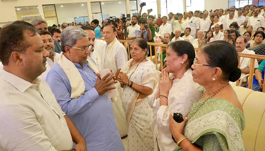 ದಿ.ವಸಂತ ಬಂಗೇರ ಅವರ ಪತ್ನಿ ಸುಜಿತಾ ವಿ.ಬಂಗೇರ ಅವರಿಗೆ ಮುಖ್ಯಮಂತ್ರಿ ಸಿದ್ದರಾಮಯ್ಯ ಅವರು ಮಂಗಳವಾರ ಸಾಂತ್ವನ ಹೇಳಿದರು. ಯು.ಟಿ.ಖಾದರ್, ಅಶೋಕ್ ಕುಮಾರ್ ರೈ, ಶಕುಂತಳಾ ಶೆಟ್ಟಿ ಜೊತೆಯಲ್ಲಿದ್ದರು