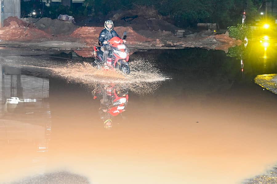 ಭಾನುವಾರ ತಡರಾತ್ರಿ ಸುರಿದ ಮಳೆಗೆ ಬೆಂಗಳೂರಿನ ಸಿಲ್ಕ್ ಬೋರ್ಡ್ ಜಂಕ್ಷನ್ನಲ್ಲಿ ರಸ್ತೆಯಲ್ಲಿ ನೀರು ನಿಂತಿದ್ದರಿಂದ ವಾಹನ ಸವಾರರು ಮುಂದೆ ಸಾಗಲು ತೊಂದರೆಯುಂಟಾಯಿತು. –ಪ್ರಜಾವಾಣಿ ಚಿತ್ರ