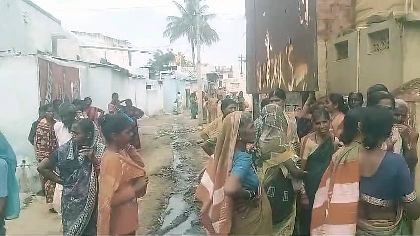 ಕವಿತಾಳ ಸಮೀಪದ ಅಮೀನಗಡ ಗ್ರಾಮ ಪಂಚಾಯಿತಿ ಕಚೇರಿ ಎದುರು ನರೇಗಾ ಕೂಲಿ ಕಾರ್ಮಿಕರು ಶುಕ್ರವಾರ ಕೆಲಸ ನೀಡಬೇಕು ಎಂದು ಆಗ್ರಹಿಸಿದರು