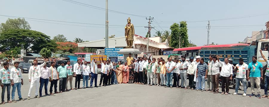 ಬೇಲೂರಿನಲ್ಲಿ ಬಸವೇಶ್ವರ ವೃತ್ತದಲ್ಲಿ ಕಾಂಗ್ರೆಸ್ ಕಾರ್ಯಕರ್ತರು ಶನಿವಾರ ಪ್ರತಿಭಟನೆ ನಡೆಸಿದರು.