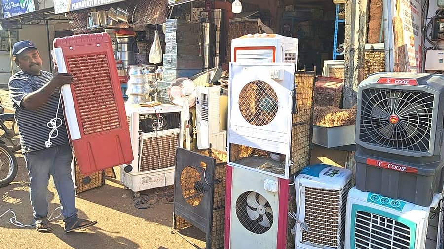 ಬೀದರ್ನ ಮಳಿಗೆಯೊಂದರಲ್ಲಿ ಮಾರಾಟಕ್ಕೆ ಏರ್ ಕೂಲರ್ಗಳನ್ನು ಜೋಡಿಸಿ ಇಡುತ್ತಿರುವುದು