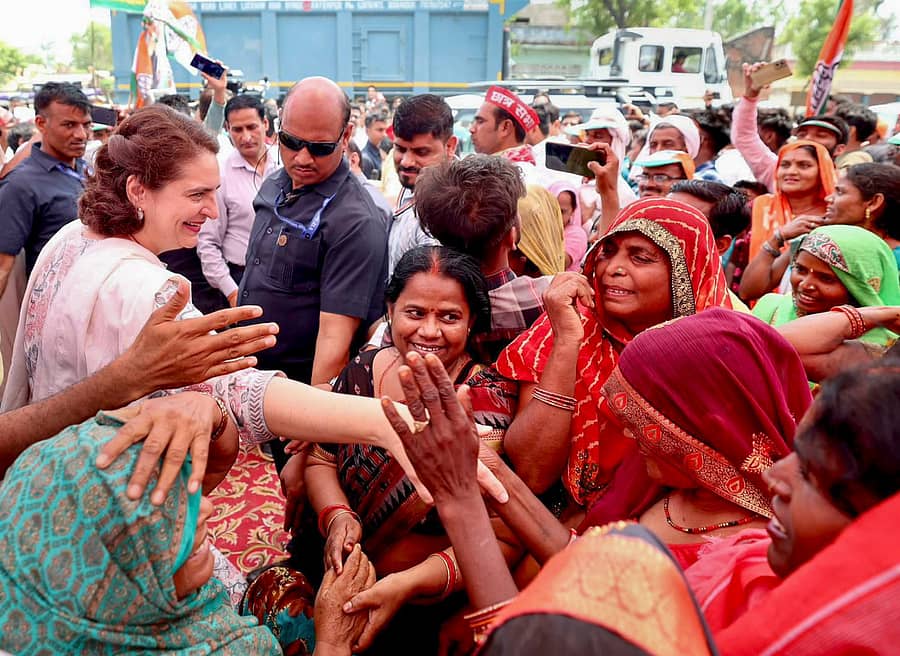 ಕಾಂಗ್ರೆಸ್ ನಾಯಕಿ ಪ್ರಿಯಾಂಕಾ ಗಾಂಧಿ ವಾದ್ರಾ ಅವರು ಅಮೇಠಿಯಲ್ಲಿ ಶುಕ್ರವಾರ ಮಹಿಳೆಯರೊಂದಿಗೆ ಮಾತನಾಡಿದರು –ಪಿಟಿಐ ಚಿತ್ರ