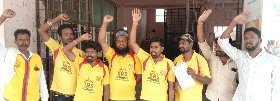 ಬೇಲೂರು ತಾಲ್ಲೂಕಿನ ಅರೇಹಳ್ಳಿ ಹೋಬಳಿಯ ಗೊರ್ಗಿಹಳ್ಳಿಯಲ್ಲಿ ಕಾಡಾನೆಗೆ ಗುಂಡಿಕ್ಕಿ ಕೊಂದ ಆರೋಪಿಗಳ ವಿರುದ್ಧ ಕ್ರಮಕ್ಕೆ ಒತ್ತಾಯಿಸಿ ಕೆಆರ್ಎಸ್ ಪಕ್ಷದ ತಾಲ್ಲೂಕು ಘಟಕದ ಪದಾಧಿಕಾರಿಗಳು ಪ್ರತಿಭಟನೆ ನಡೆಸಿದರು. ಪ್ರಮುಖರಾದ ಆದೇಶ್, ಹರ್ಷ, ಸುನೀಲ್ ಪಾಲ್ಗೊಂಡಿದ್ದರು